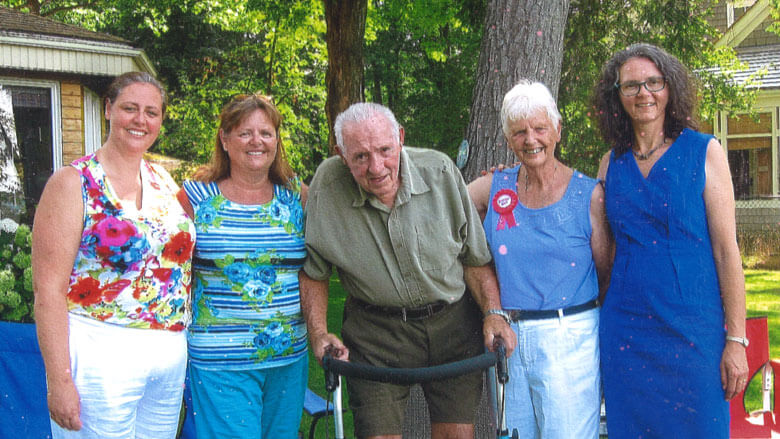 Photo de Gordon Crandell avec sa femme Ann et ses filles Beverly, Karen et Dawn à ses côtés