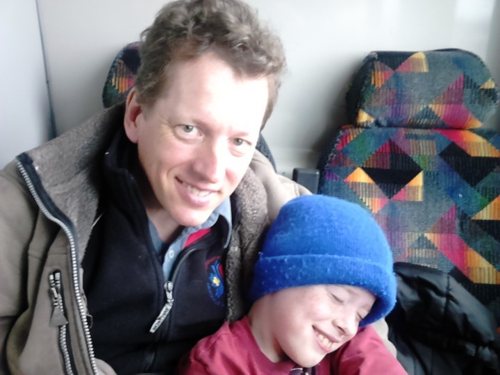 Dan Steele avec son fils Michael (8 ans) en 2015, cinq ans après son diagnostic de la maladie de Parkinson.